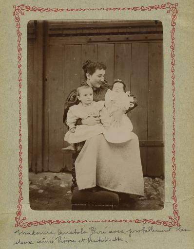 Les enfants de Raymond Biré et d'Hélène Moreau : avec leurs parents (vues 1-10), Pierre seul ("à 19 mois", vue 11 ; déguisé en Turc, vues 12-15), les cinq enfants (vue 21), Antoinette et Germaine au Coudray (vues 22-25).